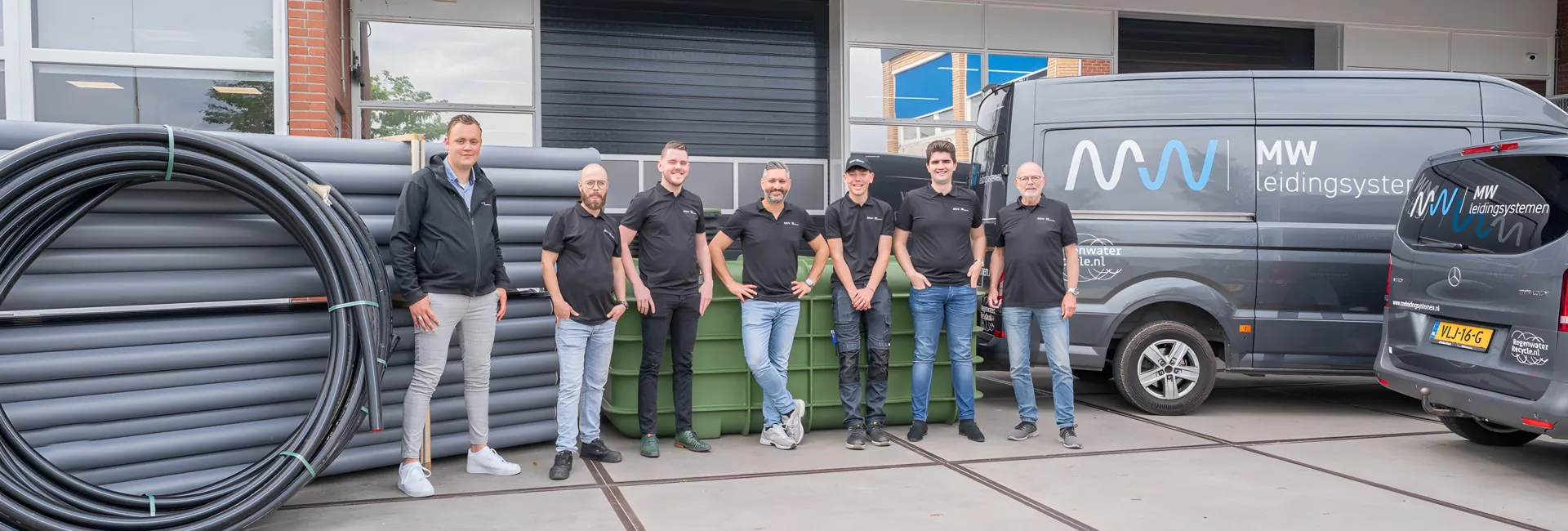 Het team van MW Leidingsystemen voor hun pand in Kampen